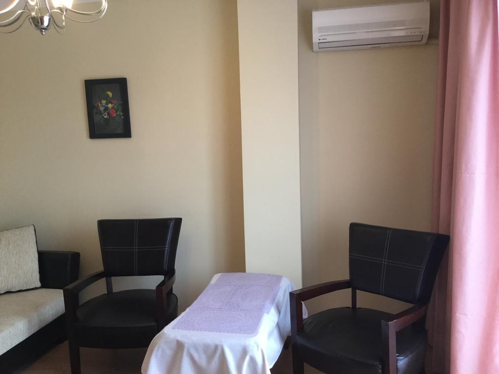 Nina'S Apartment On Gorgasali Батуми Екстериор снимка