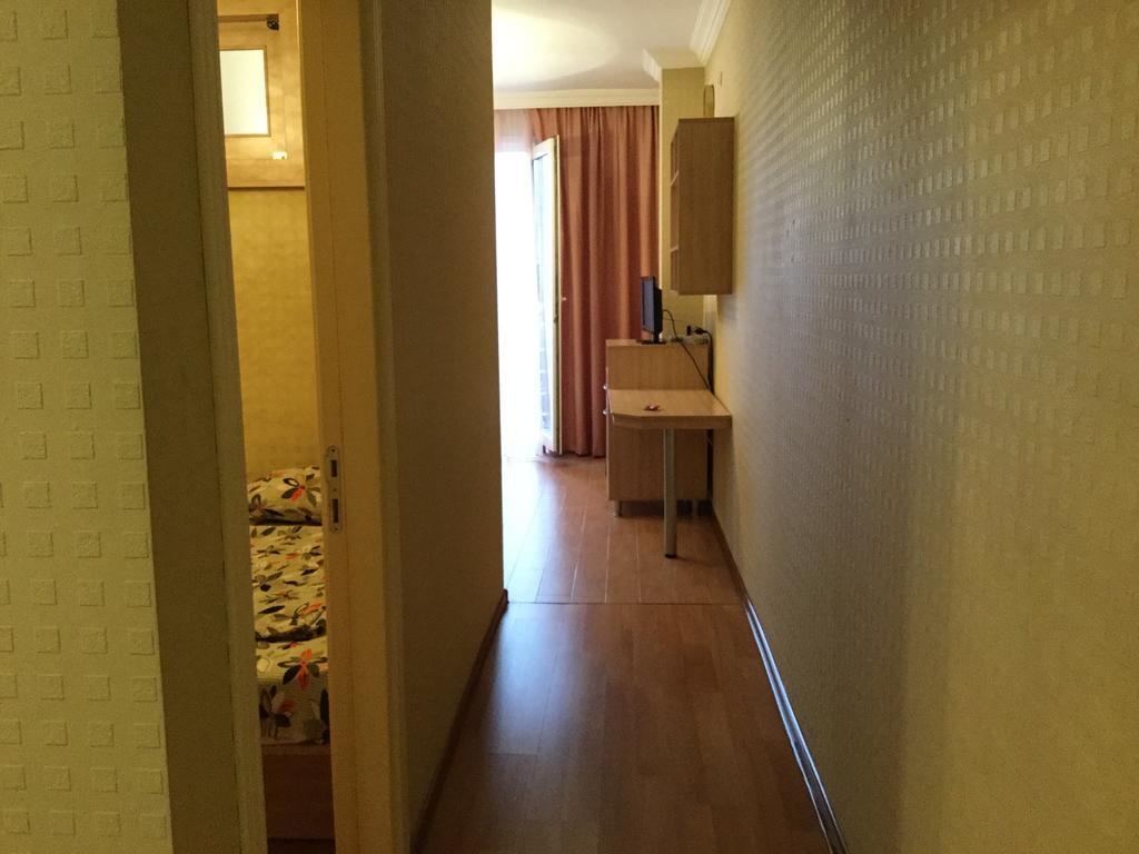 Nina'S Apartment On Gorgasali Батуми Екстериор снимка